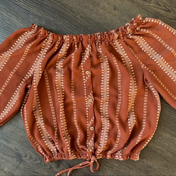 Free Kisses off should crop top elbow sleeves sz L - Picture 2 of 3